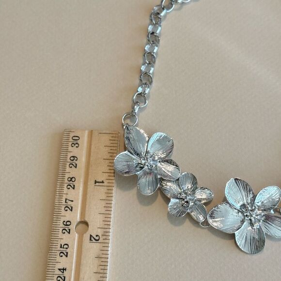 Silver Floral Necklace M1320 - Picture 3 of 3